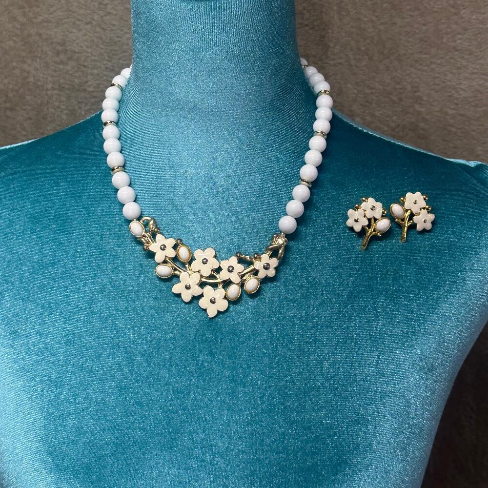 Vintage White Floral Necklace Earring Set Gold Tone Beaded Retro Jewelry - Picture 1 of 5